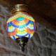Lampe orientale en mosaïque multicolore Lamassu