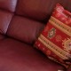 Coussin marocain rouge Bythinia avec motifs kilim