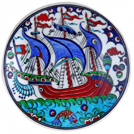 Assiette décorative Kalyon 18cm avec bateau (vaisselle orientale de style Iznik)