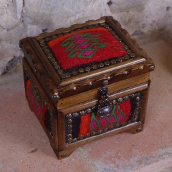 Coffret à Bijoux Ethnique en Bois de Noyer et Kilim Rouge Krysios par KaravaneSerail