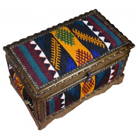 Petit coffre en bois de noyer décoré de kilim jaune et noire Physios