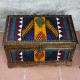 Petit coffre en bois de noyer décoré de kilim jaune et noire Physios