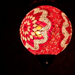 Lampe ethnique rouge en mosaïque Istiana, cadeau oriental