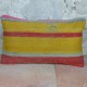 Coussin vintage en kilim LumbarD026, décoré de bandes colorées