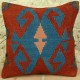 Coussin vintage rouge et bleu en kilim artisanal Kolon E023