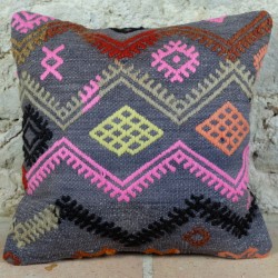 Coussin brodé en kilim Kolon E026