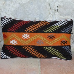 Housse de coussin en kilim Lumbar D017 décorée de motifs tribaux sur fond orange et noir