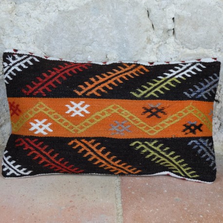 Housse de coussin en kilim Lumbar D017 décorée de motifs tribaux sur fond orange et noir