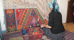 Tissage de kilim artisanal sur métier à tisser traditionnel d'Anatolie