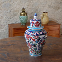 Pot en céramique décorative sur table