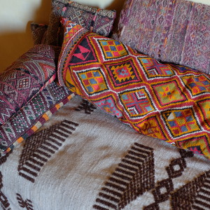 Tissu et coussins marocain pour une banquette de salon marocain par KaravaneSerail