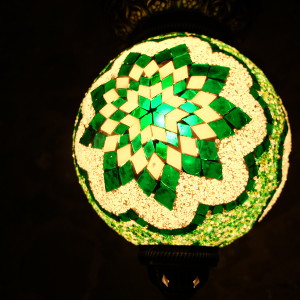 Décoration exotique et lampe mosaïque par KaravaneSerail