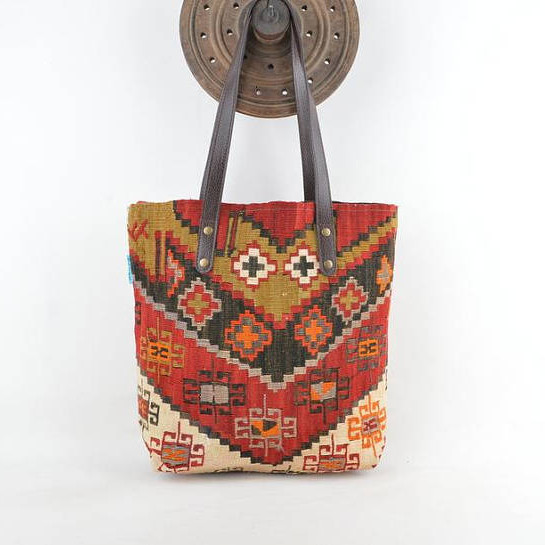 Sac en kilim et maroquinerie par Kauwa (Etsy)