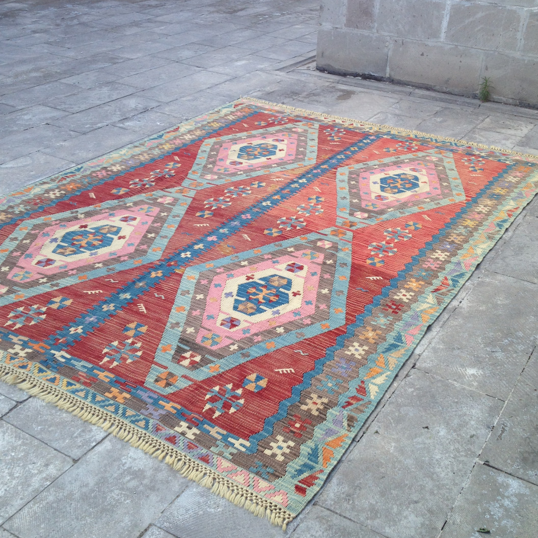 Grand tapis kilim par KaravaneSerail