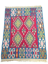 Tapis kilim ethnique rouge et bleu par KaravaneSerail