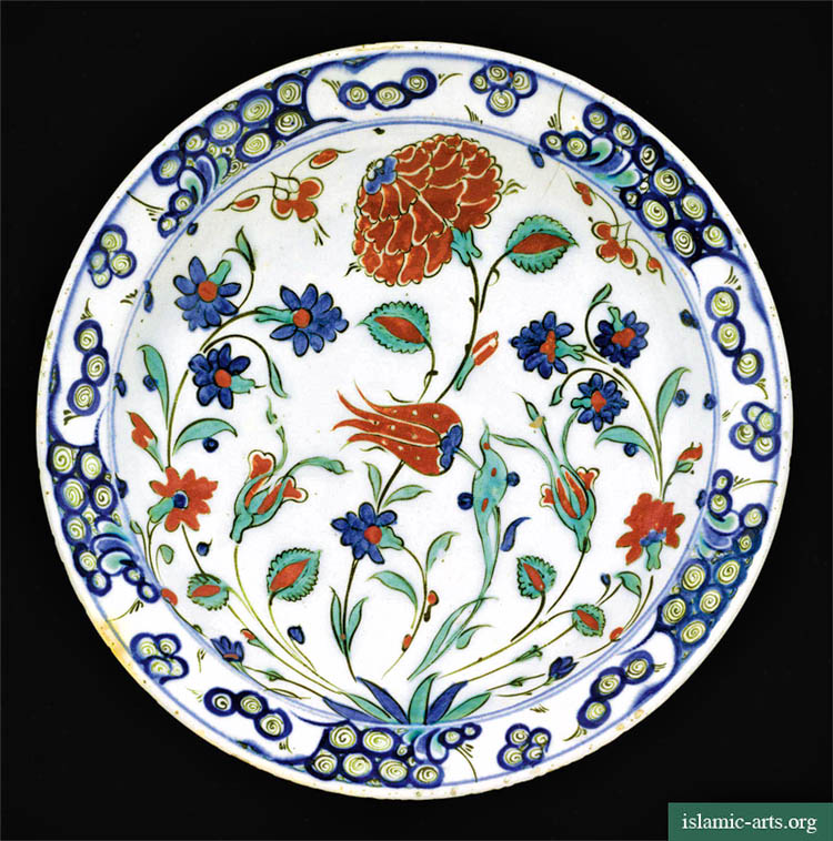 Plat décoratif en céramique d'Iznik style Kara Memi