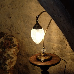 Lampe Ishara en laiton, verre craquelé et col de cygne. A poser sur une table de chevet, bureau ou commode.