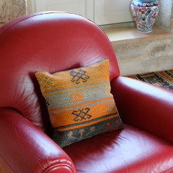 Coussin en kilim sur fauteuil pour décoration bohème