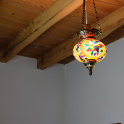 Petite lampe en mosaïque Ninmah, idéale dans une chambre d'enfant