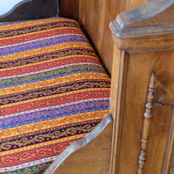 Tissu oriental Batys utilisé en couverture de fauteuil, lumineux et coloré