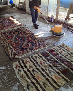 Shampouinage des kilims par KarvaneSerail