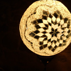 Lampe orientale Isitia en mosaïque pour salon par KaravaneSerail